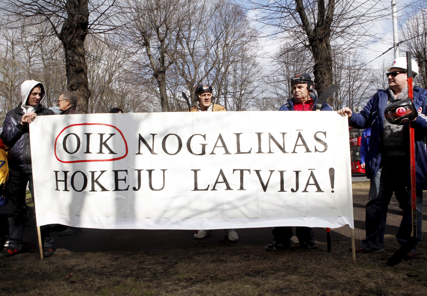 30.04.2013. Pie Ministru kabineta. Latvijas ledus haļļu darbinieki, hokeja klubu un sporta skolu audzēkņi ar saviem vecākiem no visām Latvijas piketē pret strauji augošajiem elektroenerģijas tarifiem.