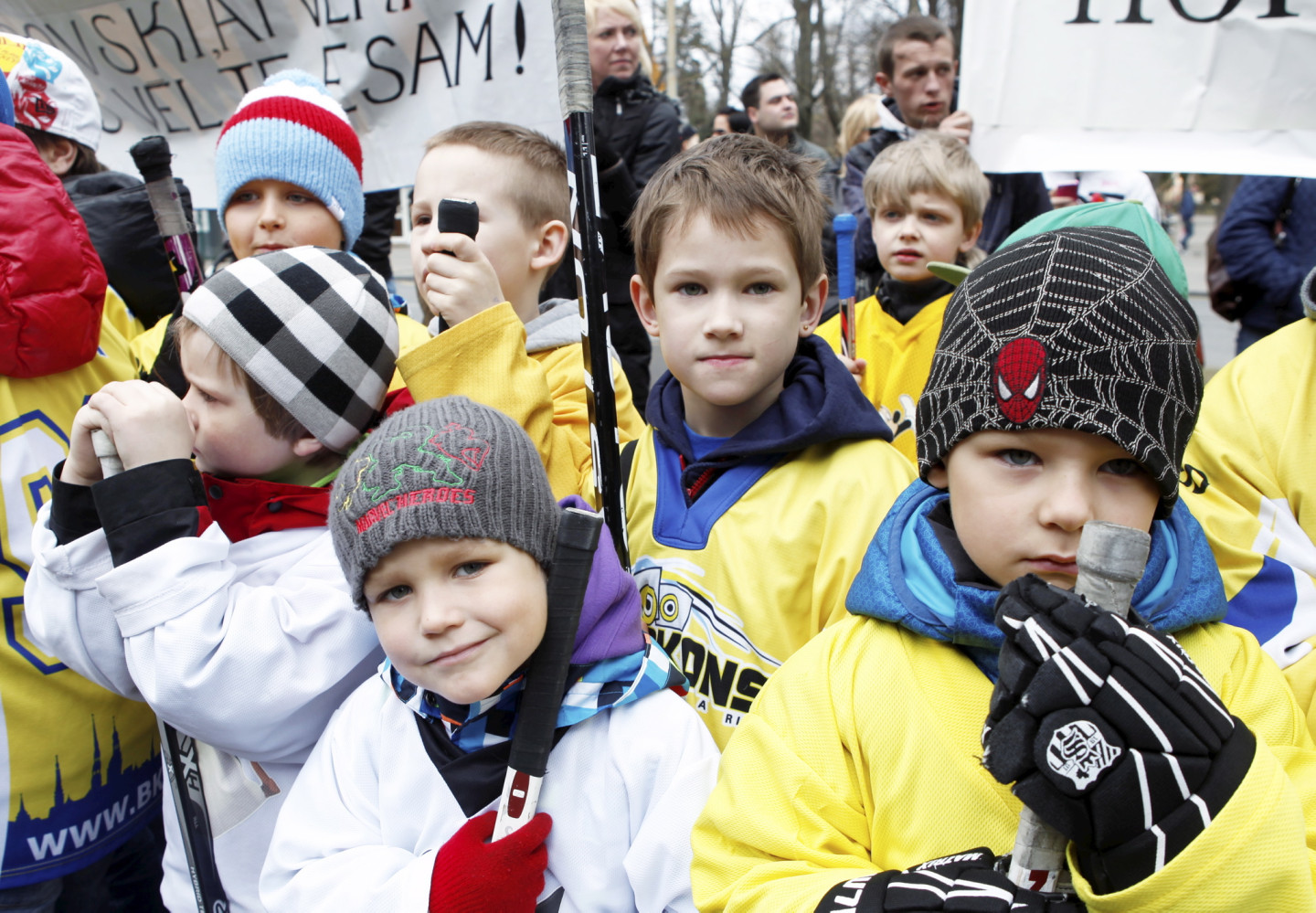 30.04.2013. Pie Ministru kabineta. Latvijas ledus haļļu darbinieki, hokeja klubu un sporta skolu audzēkņi ar saviem vecākiem no visām Latvijas piketē pret strauji augošajiem elektroenerģijas tarifiem.