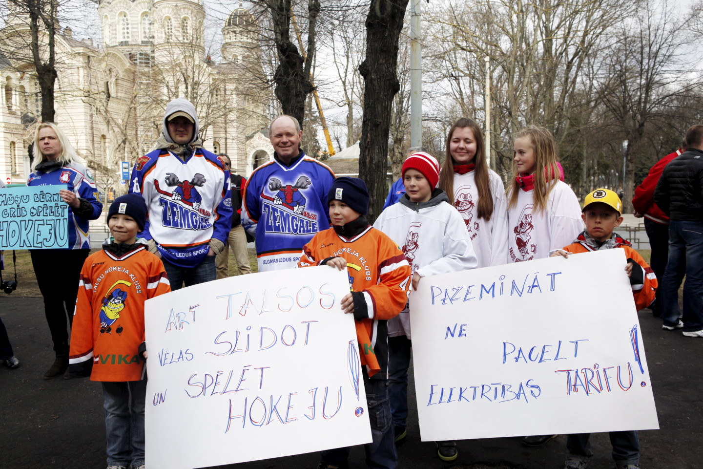 30.04.2013. Pie Ministru kabineta. Latvijas ledus haļļu darbinieki, hokeja klubu un sporta skolu audzēkņi ar saviem vecākiem no visām Latvijas piketē pret strauji augošajiem elektroenerģijas tarifiem.