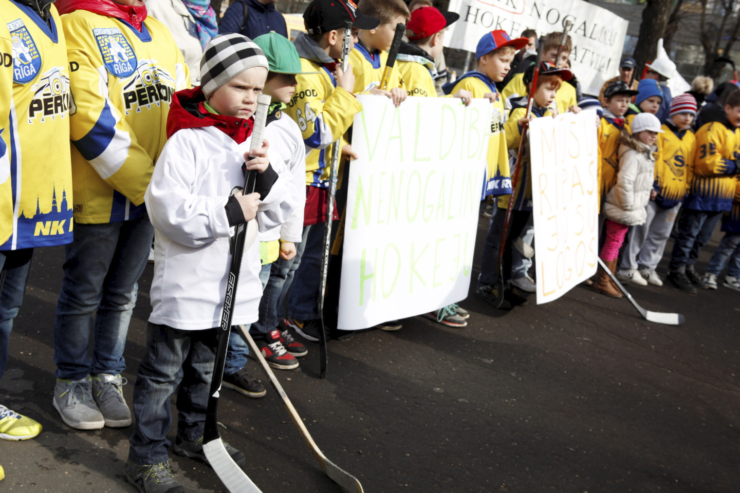 30.04.2013. Pie Ministru kabineta. Latvijas ledus haļļu darbinieki, hokeja klubu un sporta skolu audzēkņi ar saviem vecākiem no visām Latvijas piketē pret strauji augošajiem elektroenerģijas tarifiem.