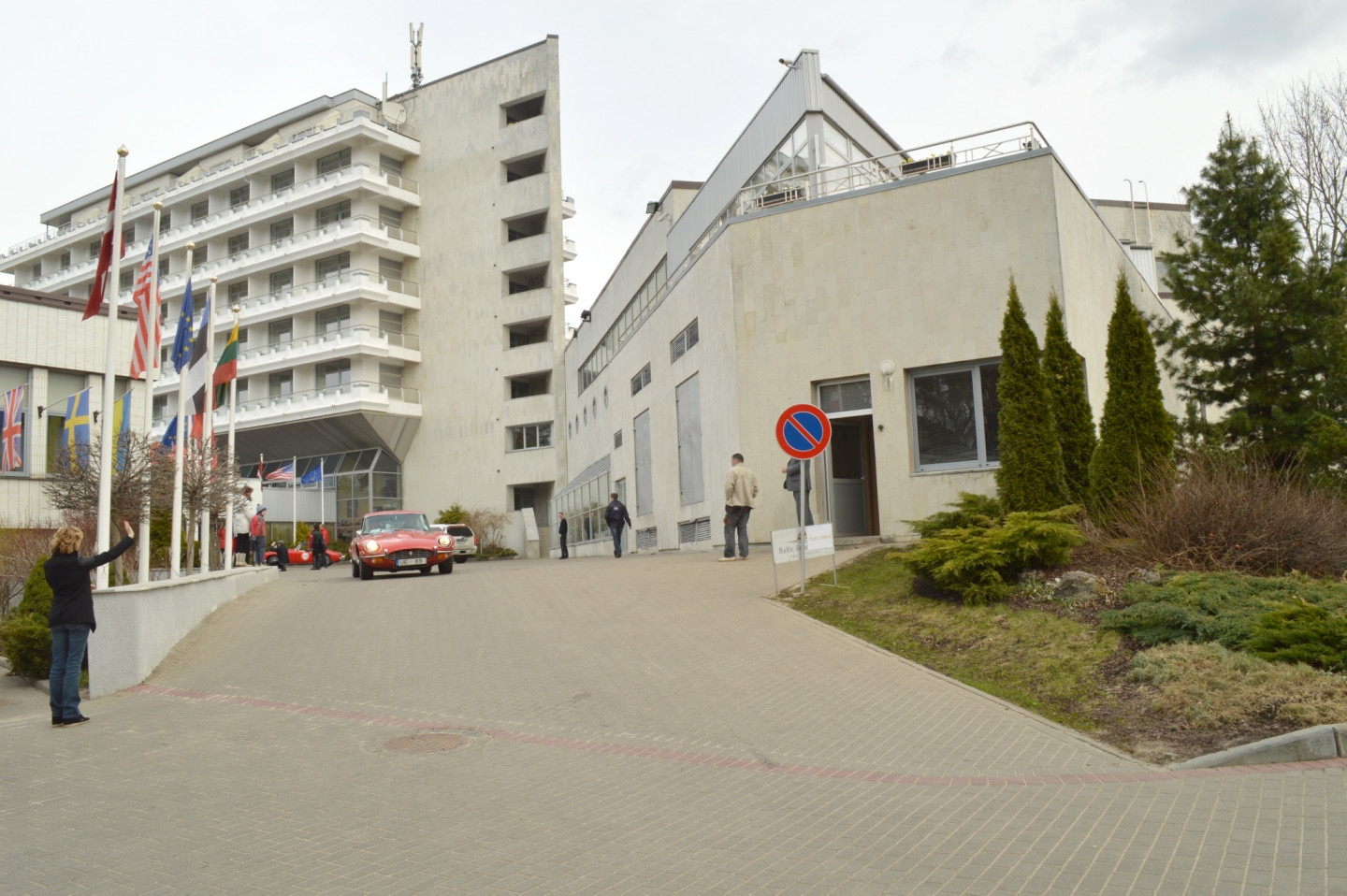 2013. gada 29. aprīlis, Jūrmalā, pie viesnīcas "Baltic Beach Hotel", startēja unikālais ģimeņu rallijs autoklasikā "Rally Teens 2013"