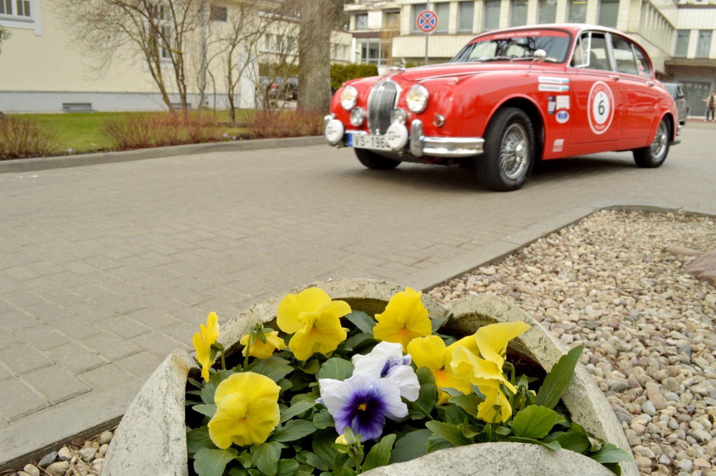 2013. gada 29. aprīlis, Jūrmalā, pie viesnīcas "Baltic Beach Hotel", startēja unikālais ģimeņu rallijs autoklasikā "Rally Teens 2013"