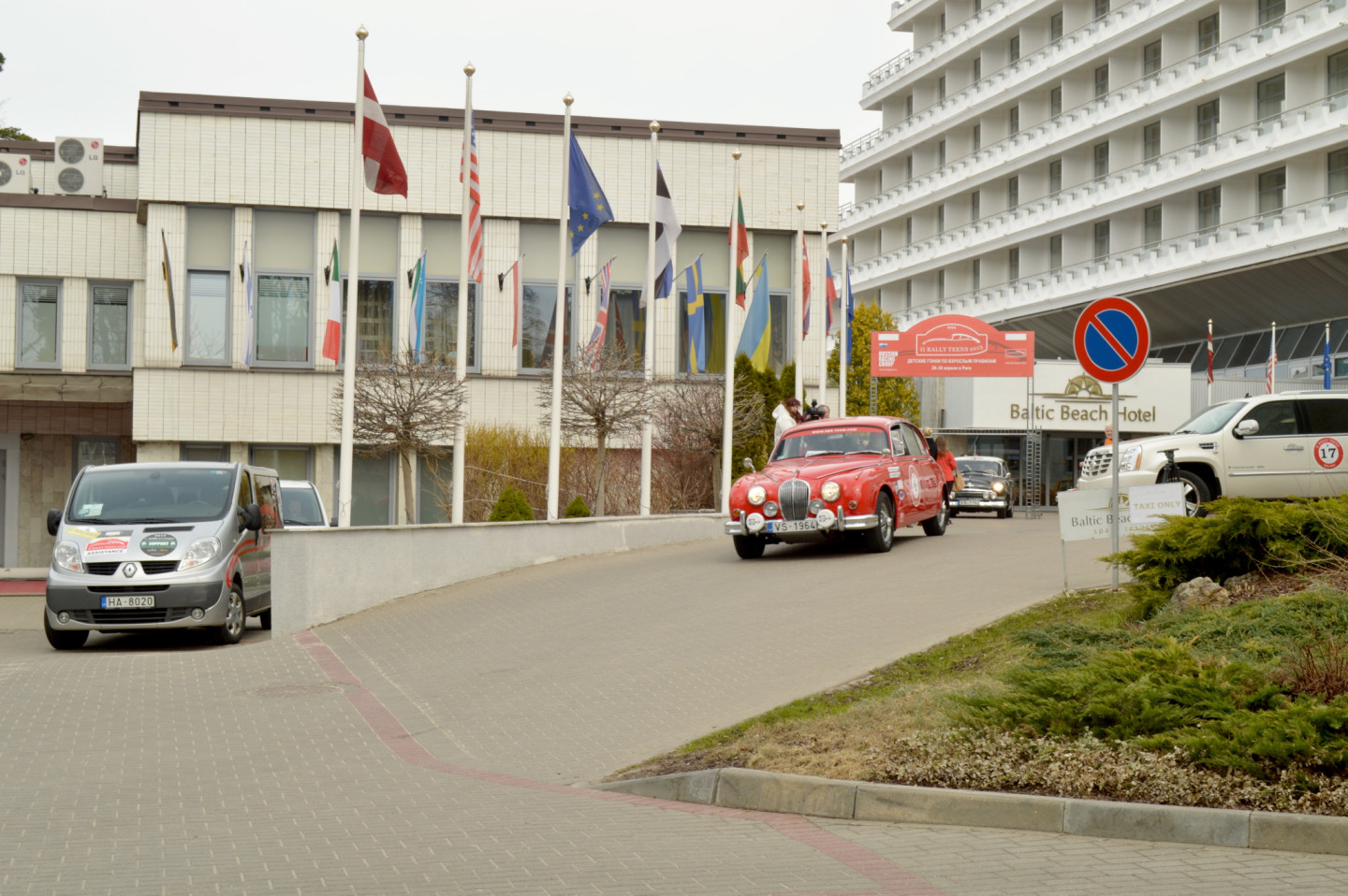 2013. gada 29. aprīlis, Jūrmalā, pie viesnīcas "Baltic Beach Hotel", startēja unikālais ģimeņu rallijs autoklasikā "Rally Teens 2013"