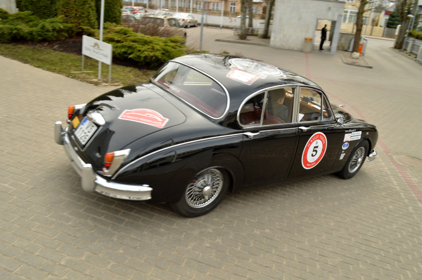 2013. gada 29. aprīlis, Jūrmalā, pie viesnīcas "Baltic Beach Hotel", startēja unikālais ģimeņu rallijs autoklasikā "Rally Teens 2013"