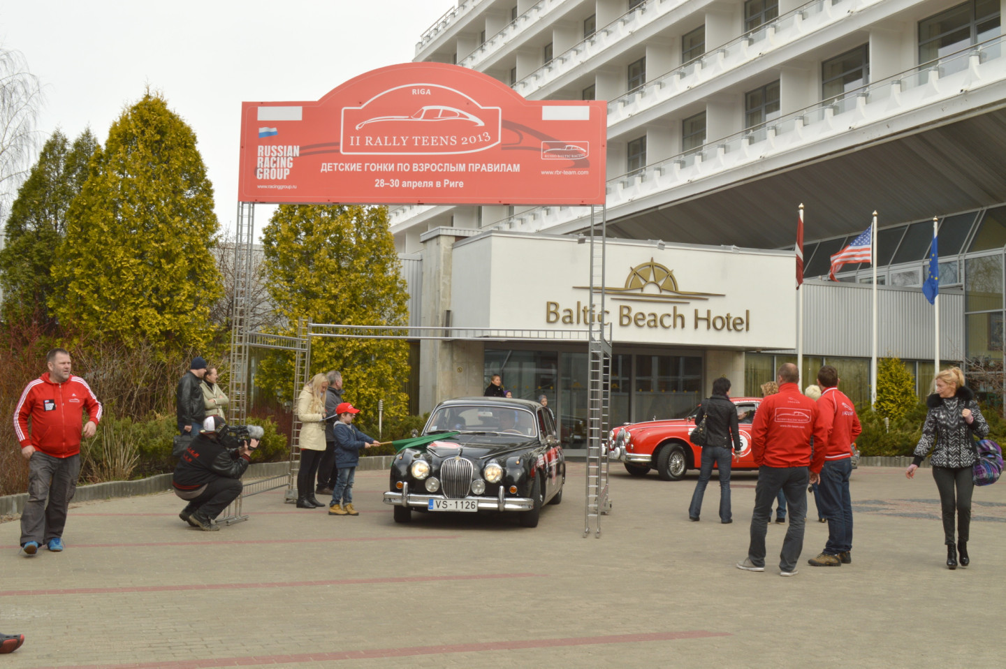 2013. gada 29. aprīlis, Jūrmalā, pie viesnīcas "Baltic Beach Hotel", startēja unikālais ģimeņu rallijs autoklasikā "Rally Teens 2013"