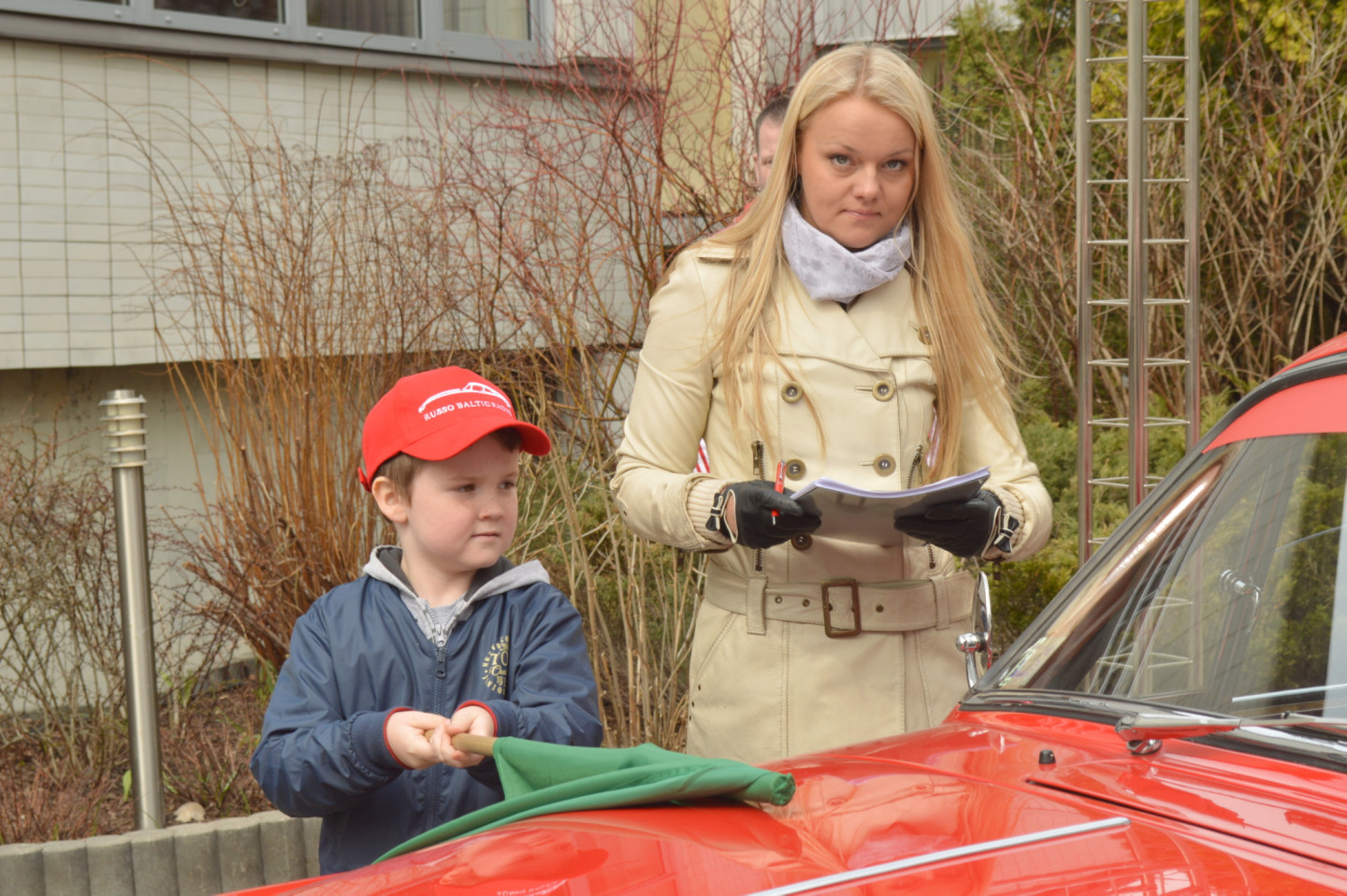 2013. gada 29. aprīlis, Jūrmalā, pie viesnīcas "Baltic Beach Hotel", startēja unikālais ģimeņu rallijs autoklasikā "Rally Teens 2013"