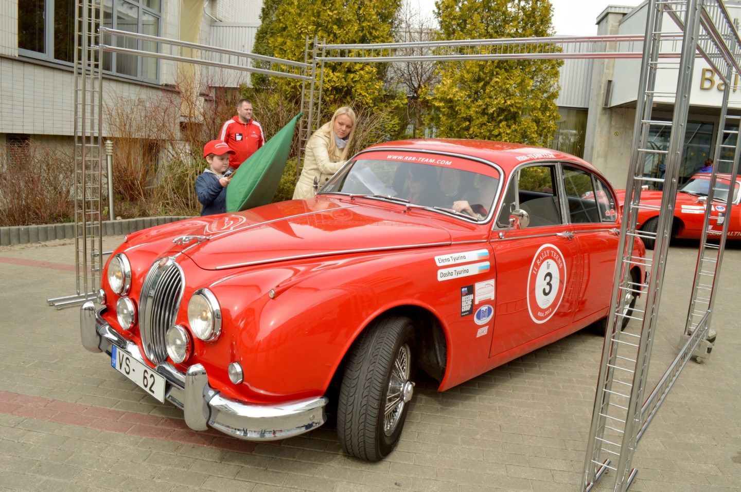 2013. gada 29. aprīlis, Jūrmalā, pie viesnīcas "Baltic Beach Hotel", startēja unikālais ģimeņu rallijs autoklasikā "Rally Teens 2013"