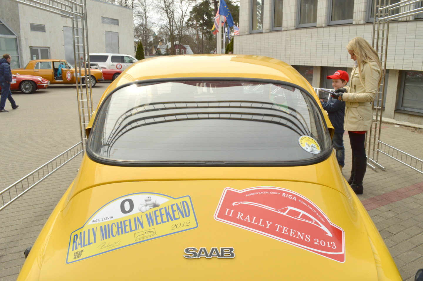 2013. gada 29. aprīlis, Jūrmalā, pie viesnīcas "Baltic Beach Hotel", startēja unikālais ģimeņu rallijs autoklasikā "Rally Teens 2013"
