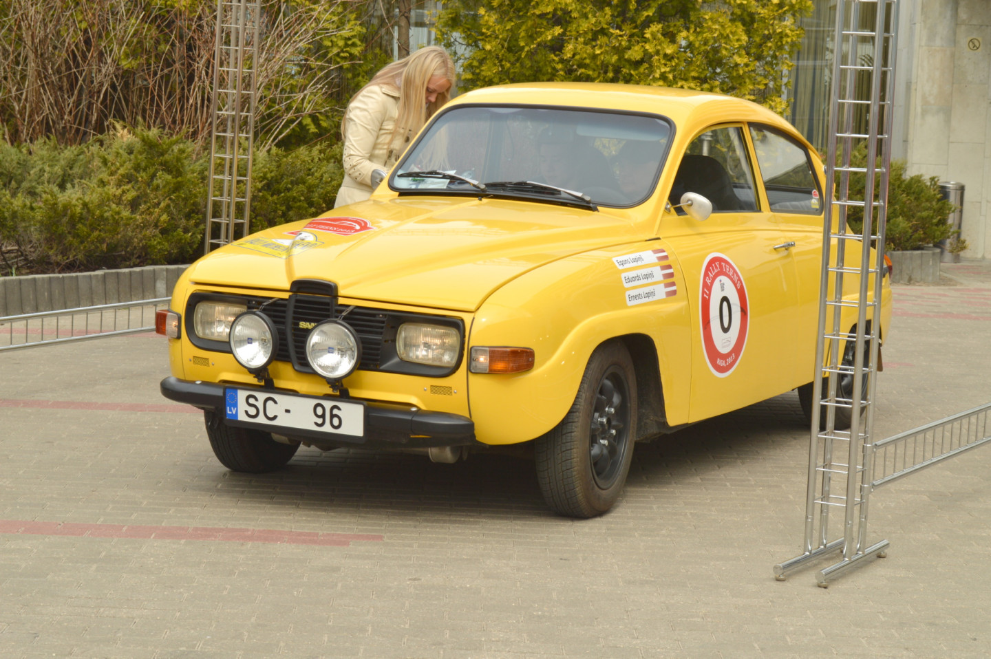 2013. gada 29. aprīlis, Jūrmalā, pie viesnīcas "Baltic Beach Hotel", startēja unikālais ģimeņu rallijs autoklasikā "Rally Teens 2013"