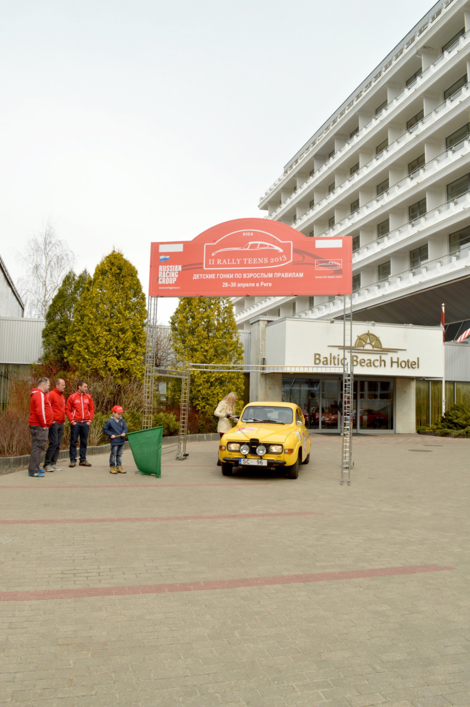2013. gada 29. aprīlis, Jūrmalā, pie viesnīcas "Baltic Beach Hotel", startēja unikālais ģimeņu rallijs autoklasikā "Rally Teens 2013"