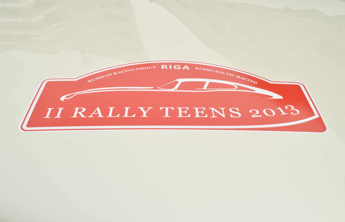 2013. gada 29. aprīlis, Jūrmalā, pie viesnīcas "Baltic Beach Hotel", startēja unikālais ģimeņu rallijs autoklasikā "Rally Teens 2013"