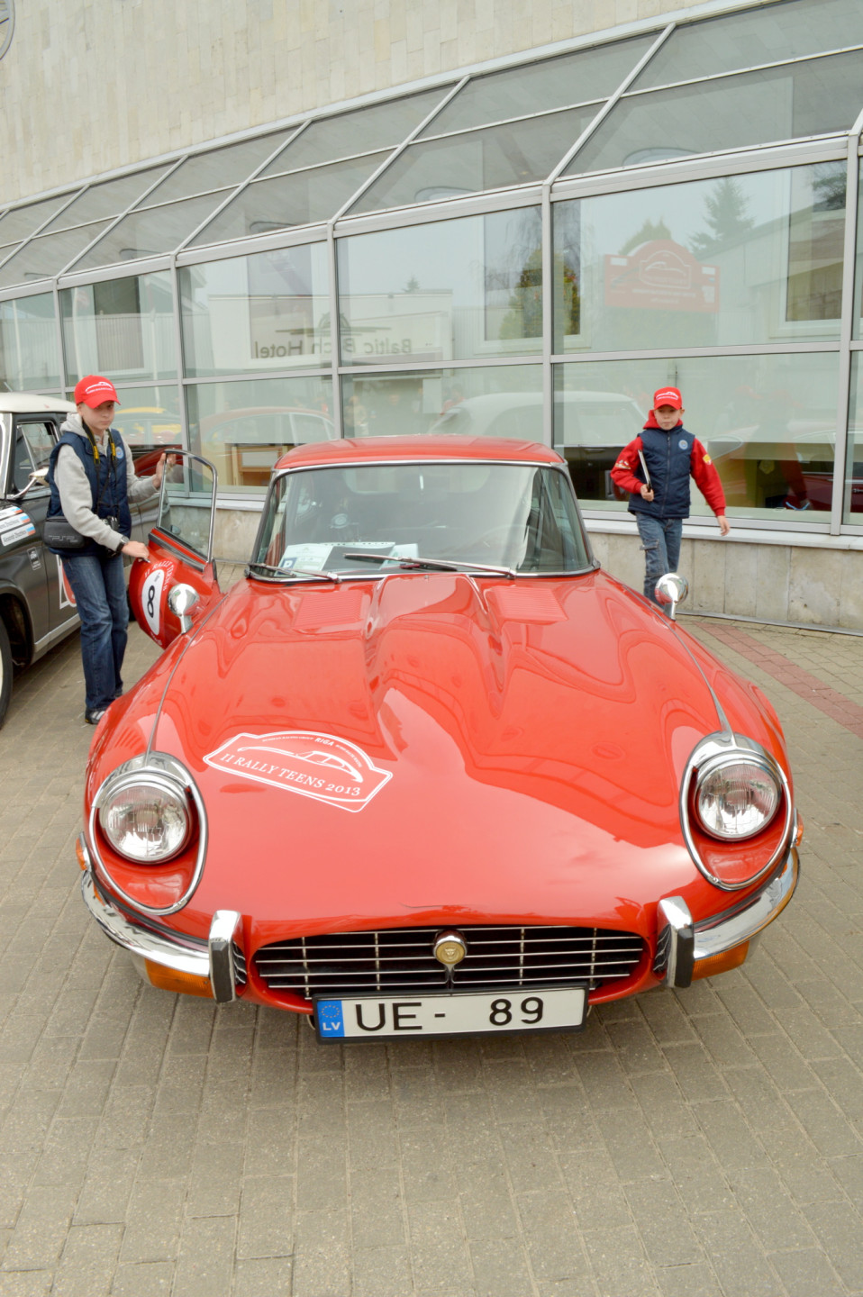 2013. gada 29. aprīlis, Jūrmalā, pie viesnīcas "Baltic Beach Hotel", startēja unikālais ģimeņu rallijs autoklasikā "Rally Teens 2013"