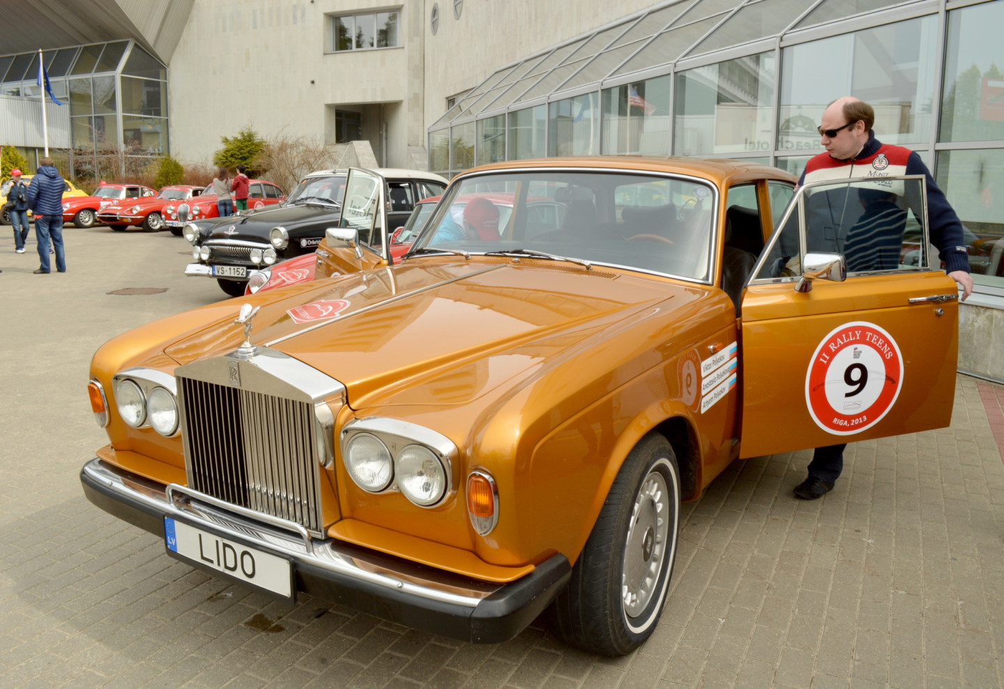 2013. gada 29. aprīlis, Jūrmalā, pie viesnīcas "Baltic Beach Hotel", startēja unikālais ģimeņu rallijs autoklasikā "Rally Teens 2013"