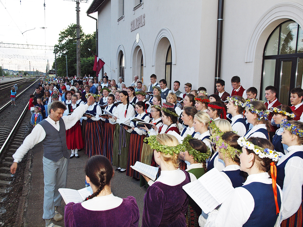 2013.06.15. VAS « Latvijas Dzelzceļš » ar unikālu pasākumu «Dziesmu un Deju svētku ekspresis» ieskandināja XXV Vispārējos latviešu dziesmu un XV Deju svētkus.