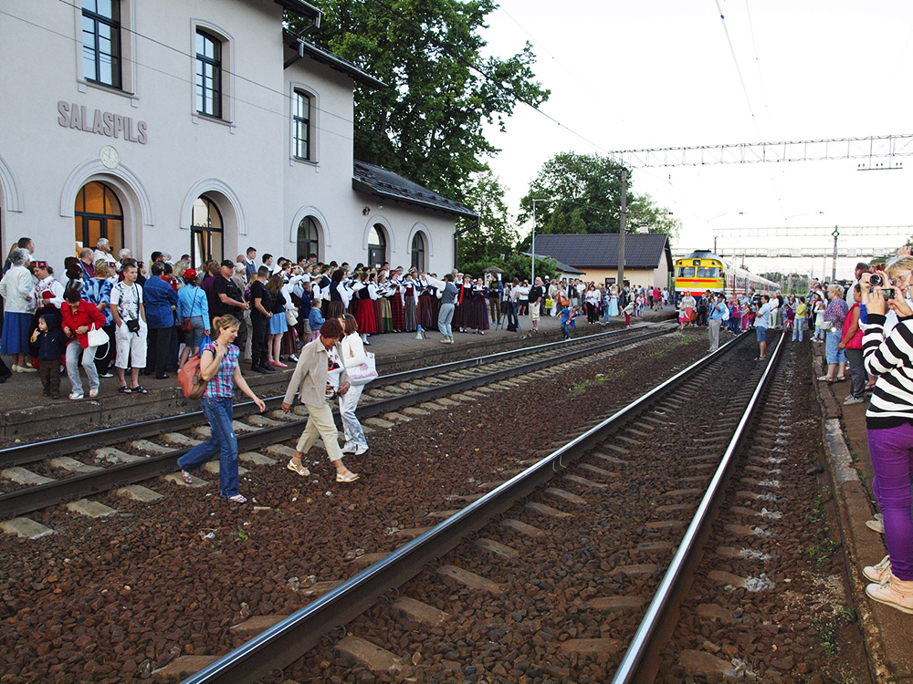 2013.06.15. VAS « Latvijas Dzelzceļš » ar unikālu pasākumu «Dziesmu un Deju svētku ekspresis» ieskandināja XXV Vispārējos latviešu dziesmu un XV Deju svētkus.