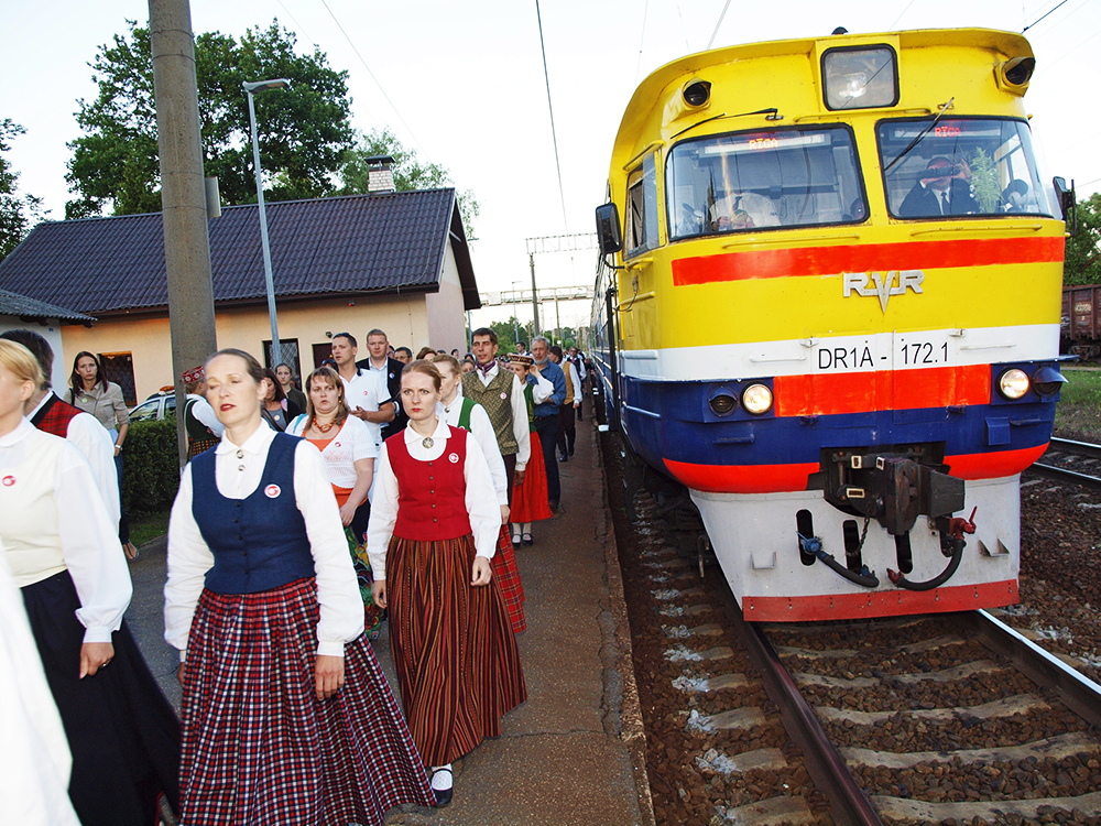2013.06.15. VAS « Latvijas Dzelzceļš » ar unikālu pasākumu «Dziesmu un Deju svētku ekspresis» ieskandināja XXV Vispārējos latviešu dziesmu un XV Deju svētkus.