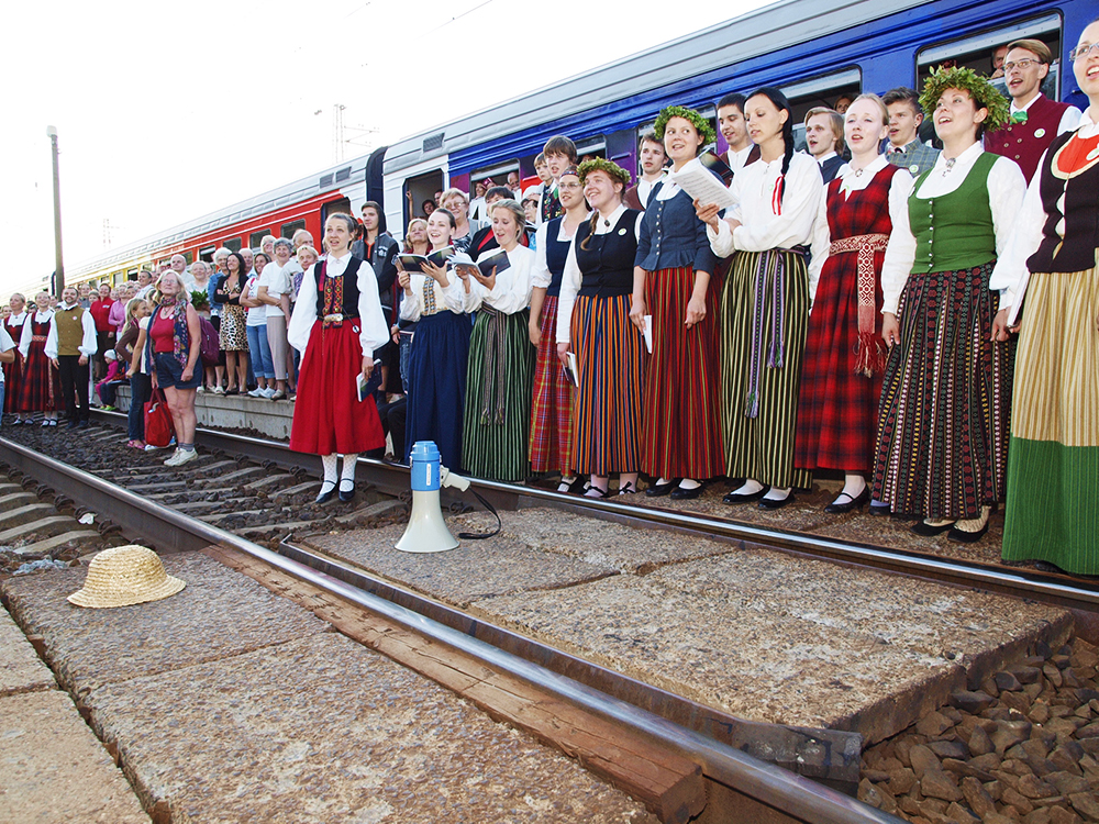 2013.06.15. VAS « Latvijas Dzelzceļš » ar unikālu pasākumu «Dziesmu un Deju svētku ekspresis» ieskandināja XXV Vispārējos latviešu dziesmu un XV Deju svētkus.