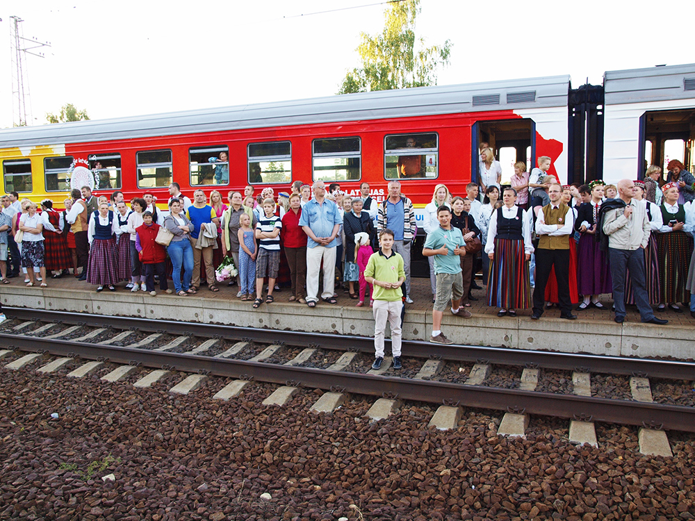 2013.06.15. VAS « Latvijas Dzelzceļš » ar unikālu pasākumu «Dziesmu un Deju svētku ekspresis» ieskandināja XXV Vispārējos latviešu dziesmu un XV Deju svētkus.