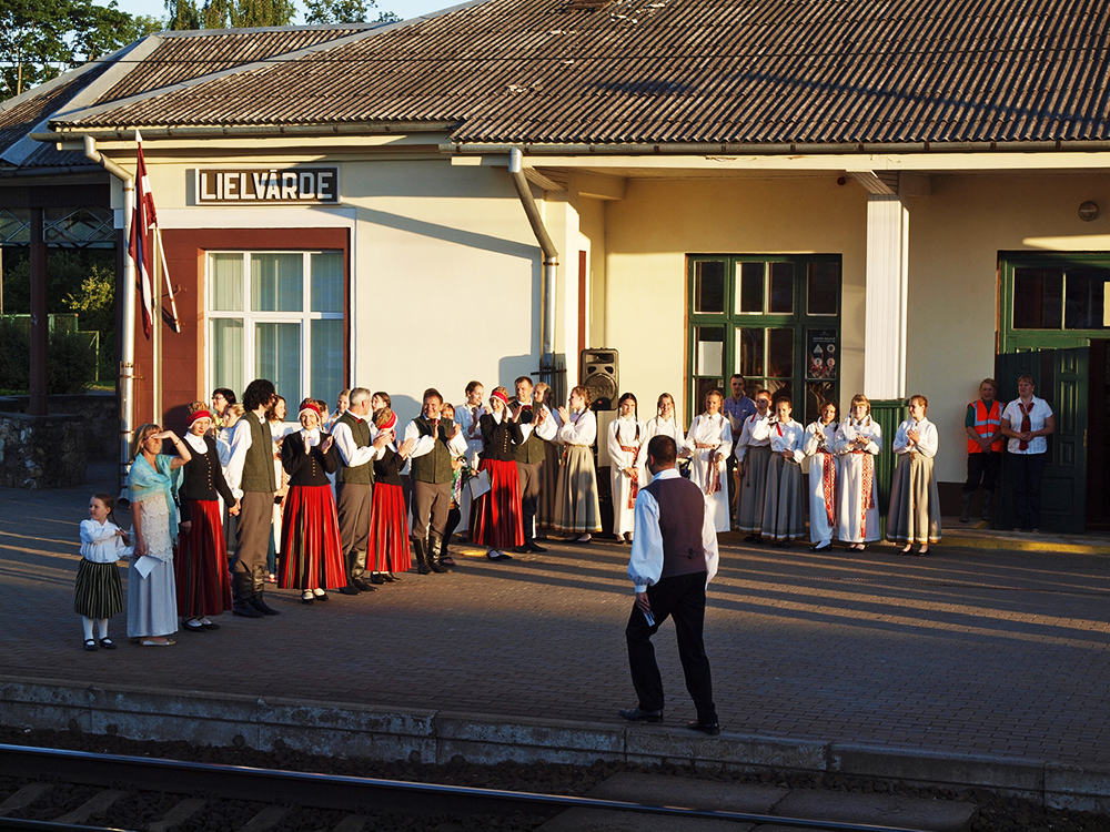 2013.06.15. VAS « Latvijas Dzelzceļš » ar unikālu pasākumu «Dziesmu un Deju svētku ekspresis» ieskandināja XXV Vispārējos latviešu dziesmu un XV Deju svētkus.
