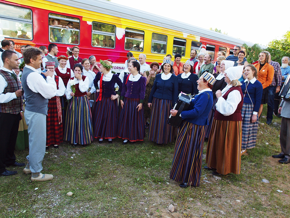2013.06.15. VAS « Latvijas Dzelzceļš » ar unikālu pasākumu «Dziesmu un Deju svētku ekspresis» ieskandināja XXV Vispārējos latviešu dziesmu un XV Deju svētkus.