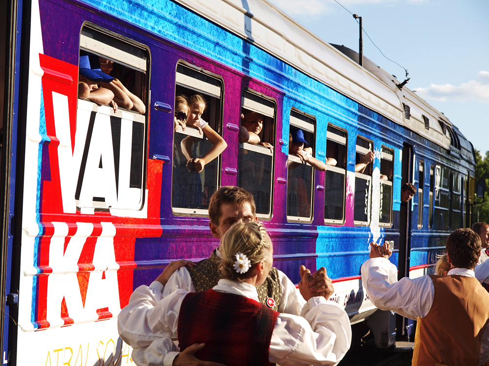 2013.06.15. VAS « Latvijas Dzelzceļš » ar unikālu pasākumu «Dziesmu un Deju svētku ekspresis» ieskandināja XXV Vispārējos latviešu dziesmu un XV Deju svētkus.