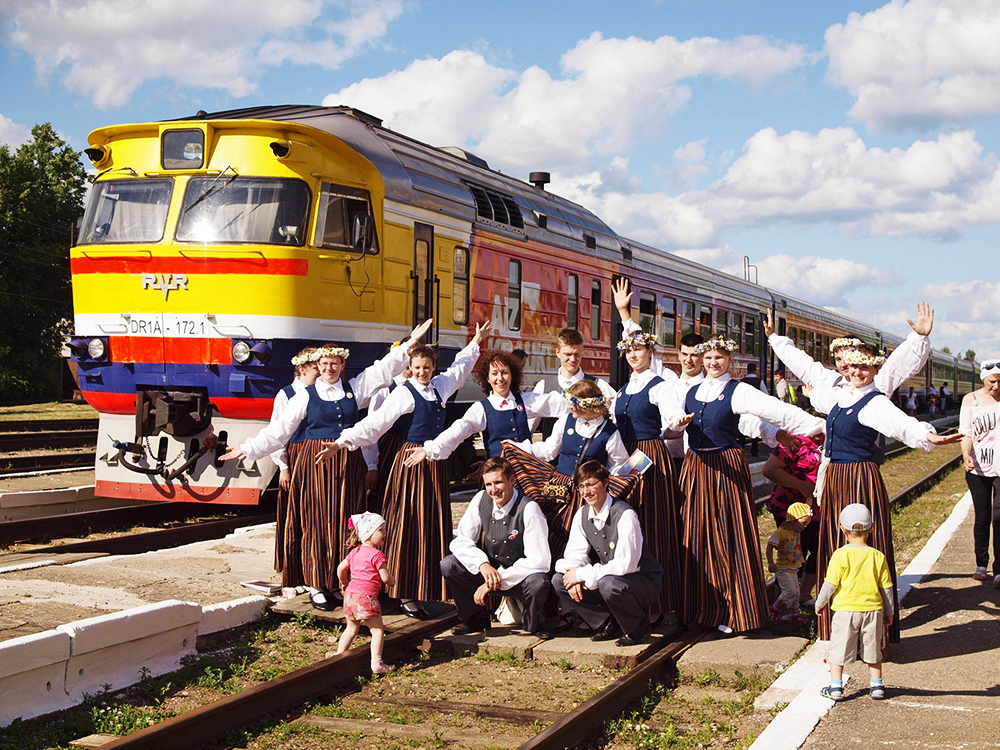 2013.06.15. VAS « Latvijas Dzelzceļš » ar unikālu pasākumu «Dziesmu un Deju svētku ekspresis» ieskandināja XXV Vispārējos latviešu dziesmu un XV Deju svētkus.