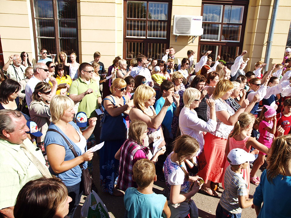2013.06.15. VAS « Latvijas Dzelzceļš » ar unikālu pasākumu «Dziesmu un Deju svētku ekspresis» ieskandināja XXV Vispārējos latviešu dziesmu un XV Deju svētkus.