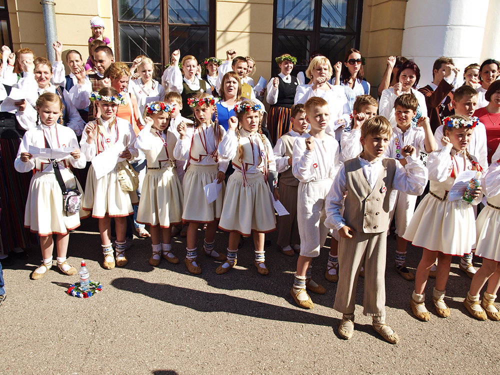 2013.06.15. VAS « Latvijas Dzelzceļš » ar unikālu pasākumu «Dziesmu un Deju svētku ekspresis» ieskandināja XXV Vispārējos latviešu dziesmu un XV Deju svētkus.