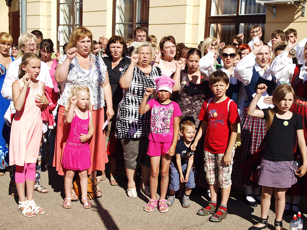 2013.06.15. VAS « Latvijas Dzelzceļš » ar unikālu pasākumu «Dziesmu un Deju svētku ekspresis» ieskandināja XXV Vispārējos latviešu dziesmu un XV Deju svētkus.