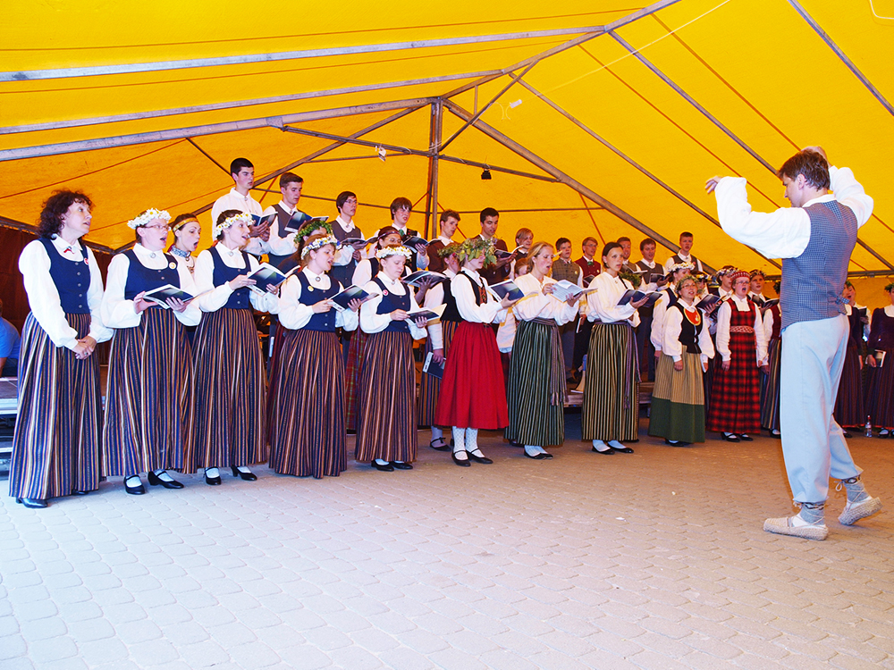 2013.06.15. VAS « Latvijas Dzelzceļš » ar unikālu pasākumu «Dziesmu un Deju svētku ekspresis» ieskandināja XXV Vispārējos latviešu dziesmu un XV Deju svētkus.