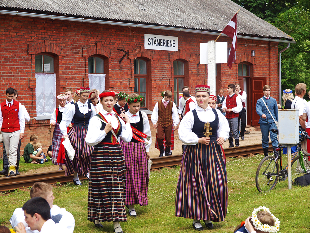 2013.06.15. VAS « Latvijas Dzelzceļš » ar unikālu pasākumu «Dziesmu un Deju svētku ekspresis» ieskandināja XXV Vispārējos latviešu dziesmu un XV Deju svētkus.