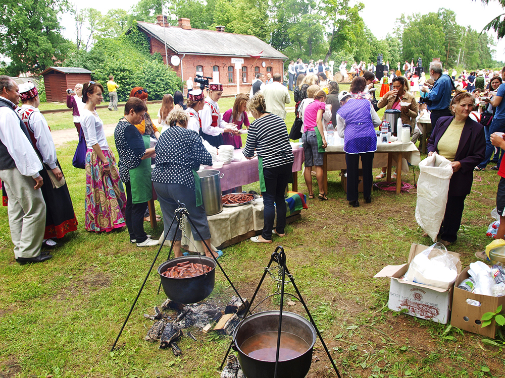 2013.06.15. VAS « Latvijas Dzelzceļš » ar unikālu pasākumu «Dziesmu un Deju svētku ekspresis» ieskandināja XXV Vispārējos latviešu dziesmu un XV Deju svētkus.