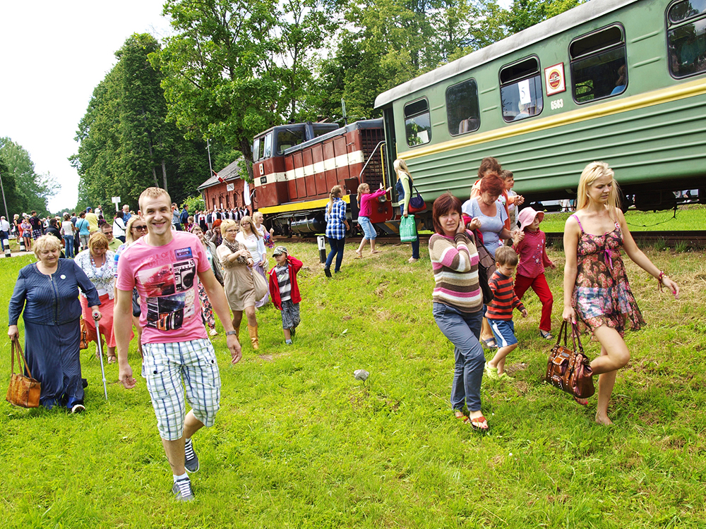 2013.06.15. VAS « Latvijas Dzelzceļš » ar unikālu pasākumu «Dziesmu un Deju svētku ekspresis» ieskandināja XXV Vispārējos latviešu dziesmu un XV Deju svētkus.