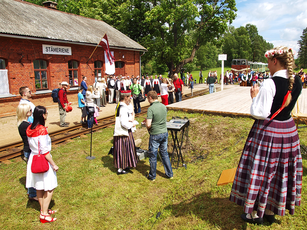 2013.06.15. VAS « Latvijas Dzelzceļš » ar unikālu pasākumu «Dziesmu un Deju svētku ekspresis» ieskandināja XXV Vispārējos latviešu dziesmu un XV Deju svētkus.