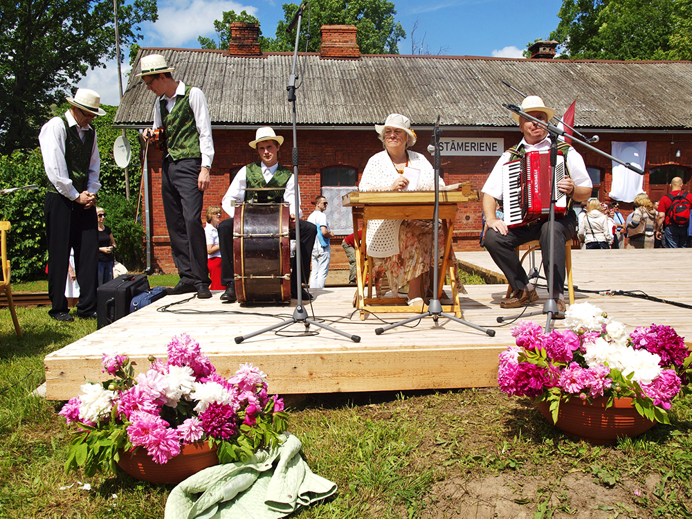 2013.06.15. VAS « Latvijas Dzelzceļš » ar unikālu pasākumu «Dziesmu un Deju svētku ekspresis» ieskandināja XXV Vispārējos latviešu dziesmu un XV Deju svētkus.