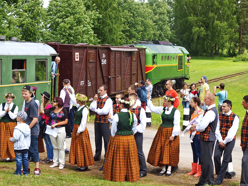 2013.06.15. VAS « Latvijas Dzelzceļš » ar unikālu pasākumu «Dziesmu un Deju svētku ekspresis» ieskandināja XXV Vispārējos latviešu dziesmu un XV Deju svētkus.