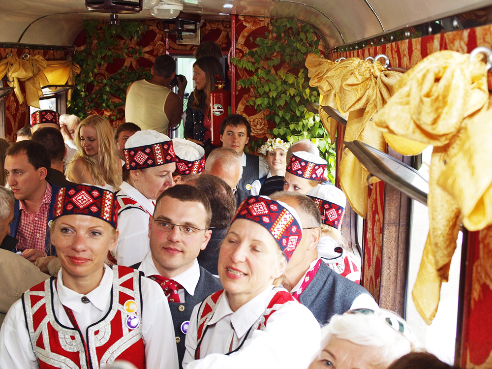 2013.06.15. VAS « Latvijas Dzelzceļš » ar unikālu pasākumu «Dziesmu un Deju svētku ekspresis» ieskandināja XXV Vispārējos latviešu dziesmu un XV Deju svētkus.