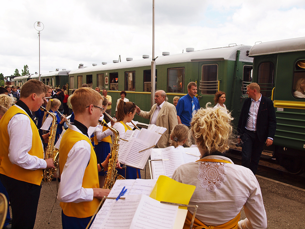 2013.06.15. VAS « Latvijas Dzelzceļš » ar unikālu pasākumu «Dziesmu un Deju svētku ekspresis» ieskandināja XXV Vispārējos latviešu dziesmu un XV Deju svētkus.