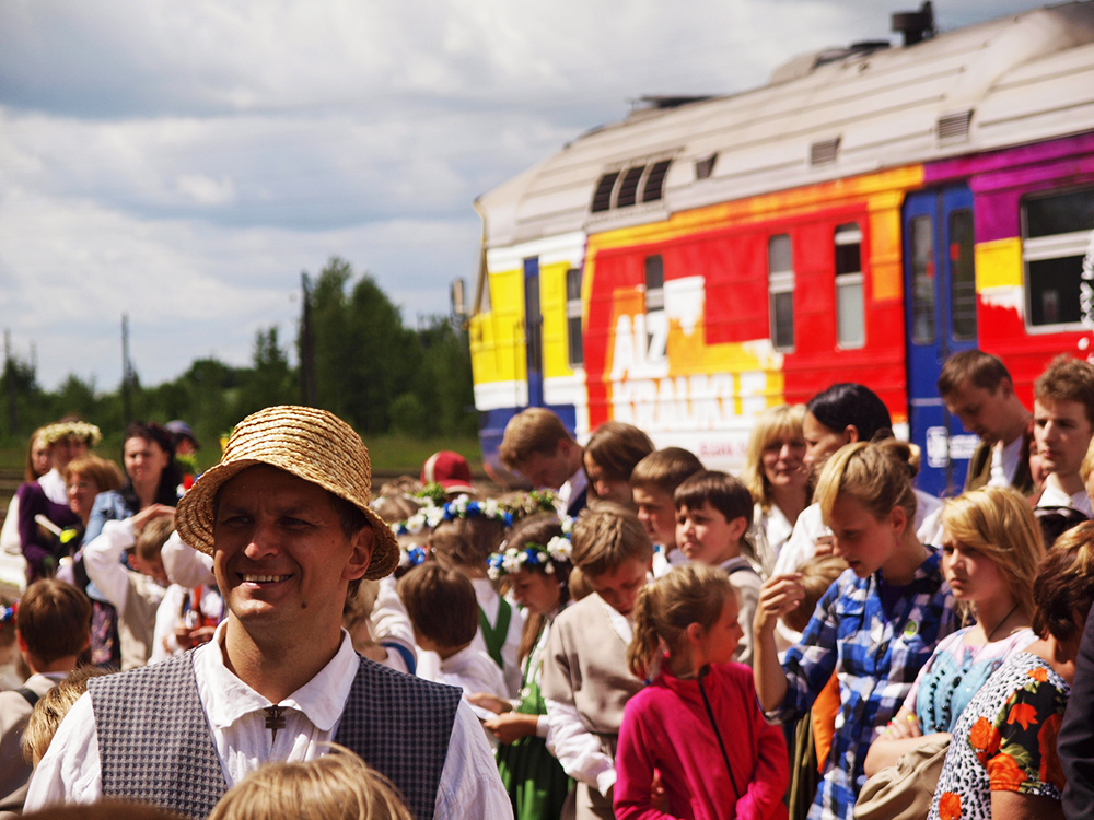 2013.06.15. VAS « Latvijas Dzelzceļš » ar unikālu pasākumu «Dziesmu un Deju svētku ekspresis» ieskandināja XXV Vispārējos latviešu dziesmu un XV Deju svētkus.