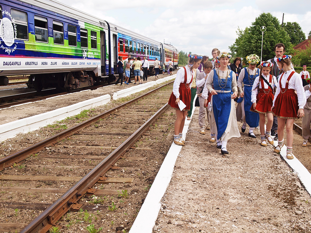 2013.06.15. VAS « Latvijas Dzelzceļš » ar unikālu pasākumu «Dziesmu un Deju svētku ekspresis» ieskandināja XXV Vispārējos latviešu dziesmu un XV Deju svētkus.