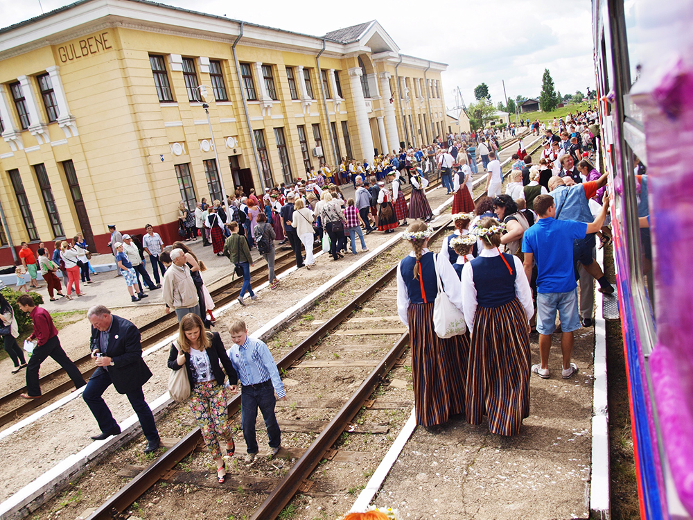 2013.06.15. VAS « Latvijas Dzelzceļš » ar unikālu pasākumu «Dziesmu un Deju svētku ekspresis» ieskandināja XXV Vispārējos latviešu dziesmu un XV Deju svētkus.