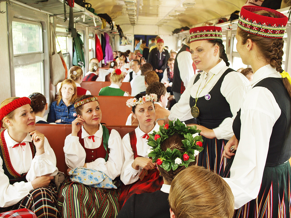 2013.06.15. VAS « Latvijas Dzelzceļš » ar unikālu pasākumu «Dziesmu un Deju svētku ekspresis» ieskandināja XXV Vispārējos latviešu dziesmu un XV Deju svētkus.