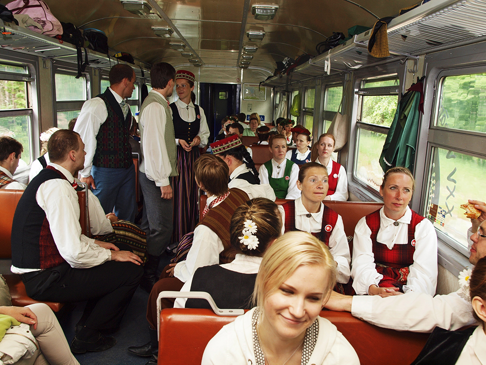 2013.06.15. VAS « Latvijas Dzelzceļš » ar unikālu pasākumu «Dziesmu un Deju svētku ekspresis» ieskandināja XXV Vispārējos latviešu dziesmu un XV Deju svētkus.