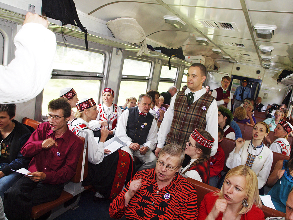 2013.06.15. VAS « Latvijas Dzelzceļš » ar unikālu pasākumu «Dziesmu un Deju svētku ekspresis» ieskandināja XXV Vispārējos latviešu dziesmu un XV Deju svētkus.