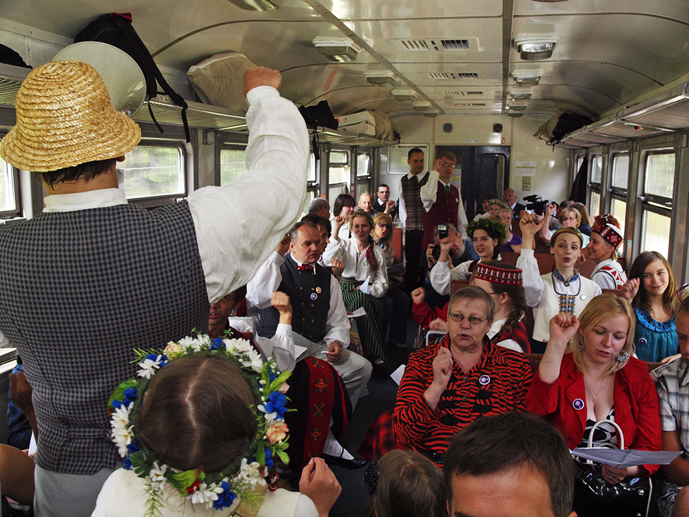 2013.06.15. VAS « Latvijas Dzelzceļš » ar unikālu pasākumu «Dziesmu un Deju svētku ekspresis» ieskandināja XXV Vispārējos latviešu dziesmu un XV Deju svētkus.