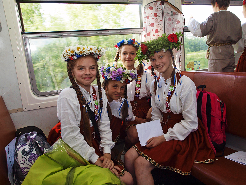 2013.06.15. VAS « Latvijas Dzelzceļš » ar unikālu pasākumu «Dziesmu un Deju svētku ekspresis» ieskandināja XXV Vispārējos latviešu dziesmu un XV Deju svētkus.