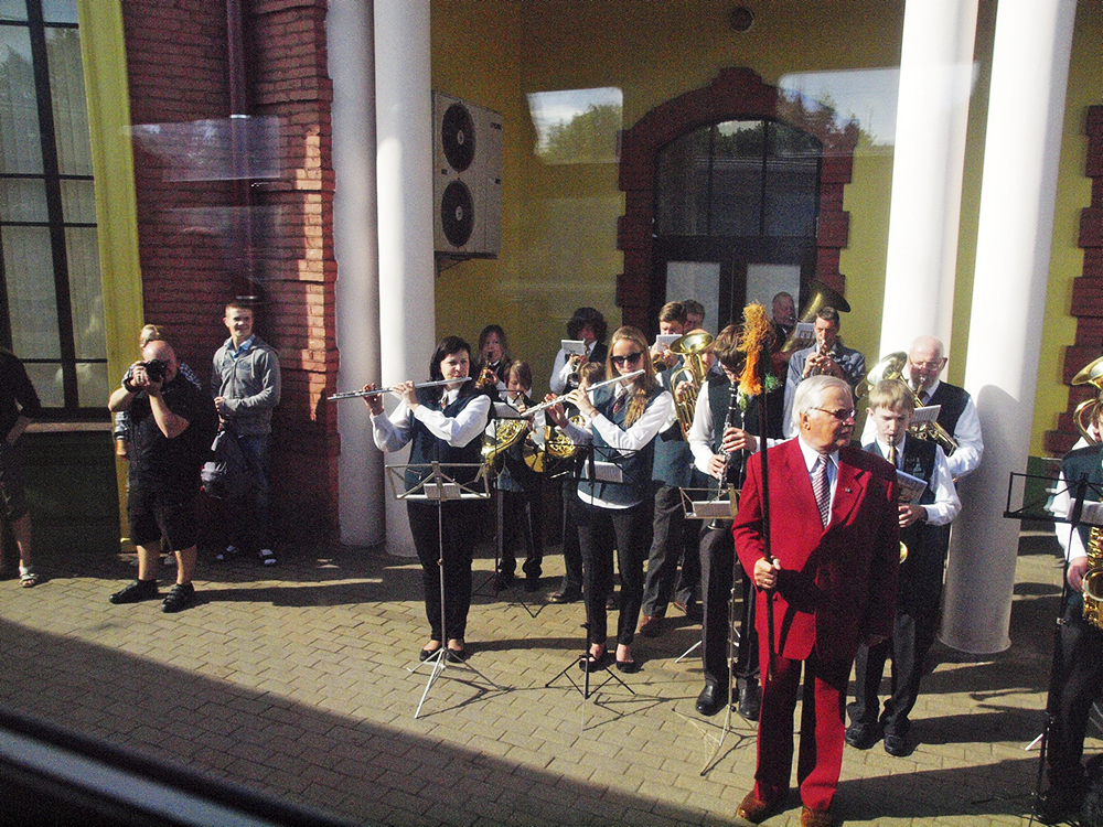 2013.06.15. VAS « Latvijas Dzelzceļš » ar unikālu pasākumu «Dziesmu un Deju svētku ekspresis» ieskandināja XXV Vispārējos latviešu dziesmu un XV Deju svētkus.