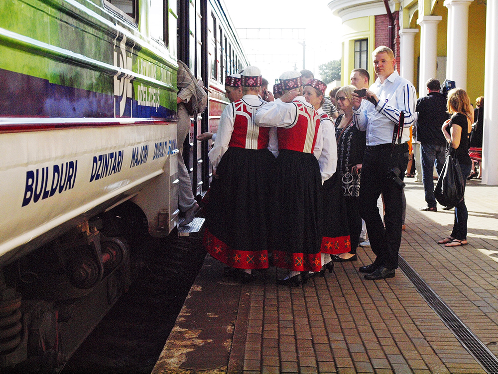 2013.06.15. VAS « Latvijas Dzelzceļš » ar unikālu pasākumu «Dziesmu un Deju svētku ekspresis» ieskandināja XXV Vispārējos latviešu dziesmu un XV Deju svētkus.
