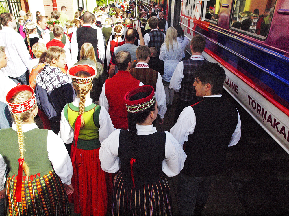 2013.06.15. VAS « Latvijas Dzelzceļš » ar unikālu pasākumu «Dziesmu un Deju svētku ekspresis» ieskandināja XXV Vispārējos latviešu dziesmu un XV Deju svētkus.
