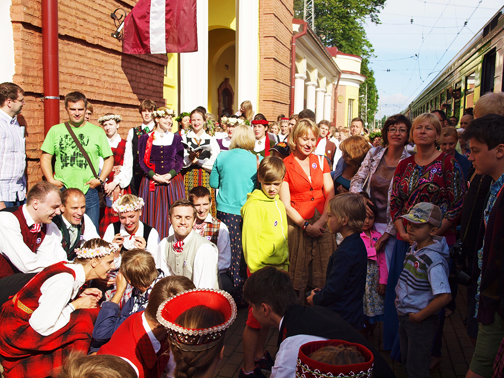 2013.06.15. VAS « Latvijas Dzelzceļš » ar unikālu pasākumu «Dziesmu un Deju svētku ekspresis» ieskandināja XXV Vispārējos latviešu dziesmu un XV Deju svētkus.
